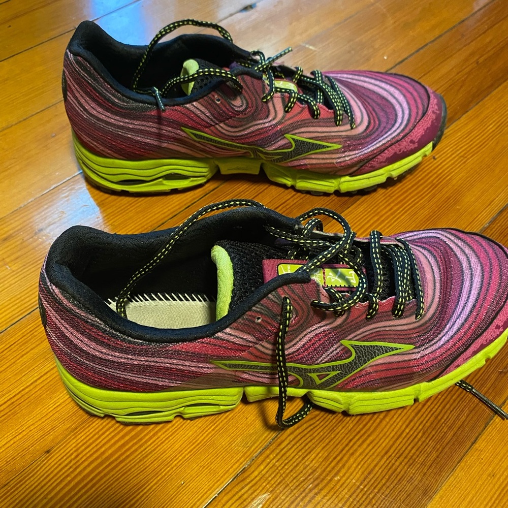Mizuno Sneakers.